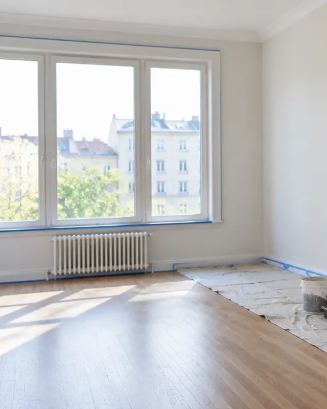 Maler streicht eine Wand
